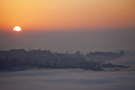 意大利皮埃蒙特州朗河黄昏时谷雾图片