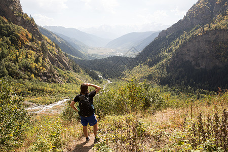 男远足者向外望山的后视景佐治亚斯瓦涅蒂图片