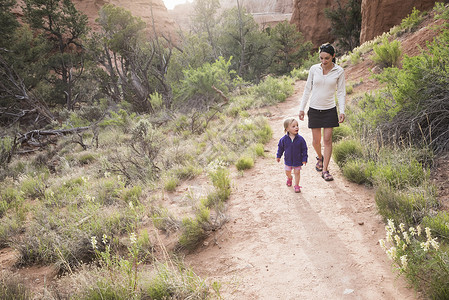 妇女和孩子在美国犹他州公园徒步旅行图片