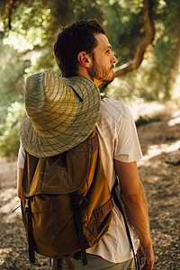背着背包和太阳帽远眺的徒步旅行者图片