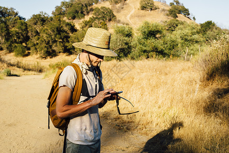 美国加利福尼亚州马里布峡谷的旅行者使用智能手机图片