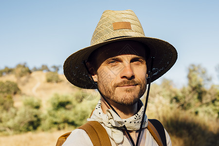 美国加利福尼亚州马里布峡谷戴太阳帽的男子微笑看着相机图片
