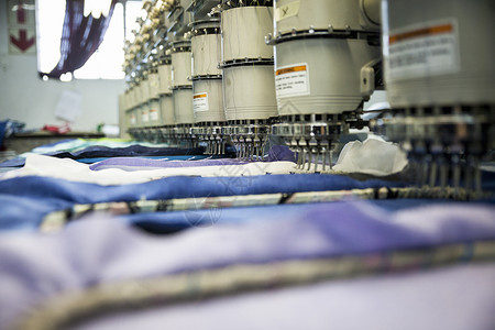 程序化衣厂成排快速缝制蓝布背景