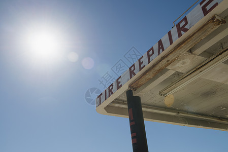美国加利福尼亚州索尔顿海阳光普照的蓝天下废弃的维修车库图片