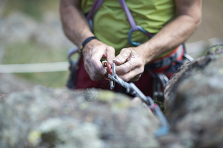 攀岩者准备攀岩绳的特写图片