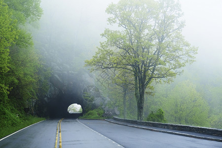 美国弗吉尼亚州谢南多公园雾蒙蒙的隧道高清图片