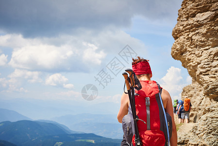 奥地利山路上的徒步旅行者图片