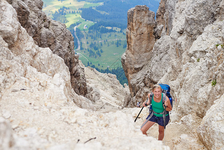 奥地利山边岩石上的徒步旅行者图片