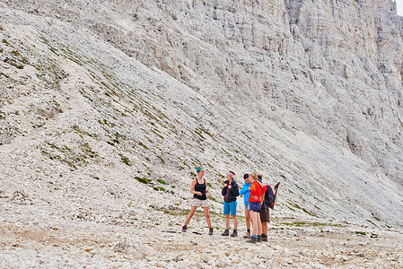 奥地利岩石山底的登山者图片