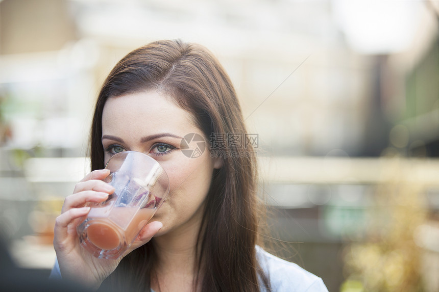 喝果汁的年轻女性图片