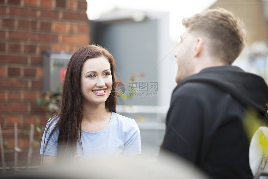 在阳台上聊天的年轻夫妇图片