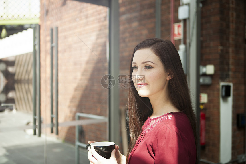 在咖啡馆喝咖啡的职业女性图片