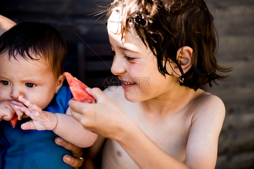 快乐的兄弟们在夏日吃西瓜图片