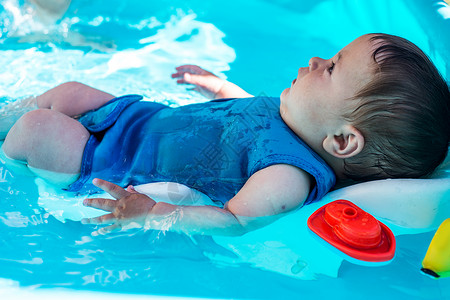 夏日在充气游泳池玩的快乐男孩图片
