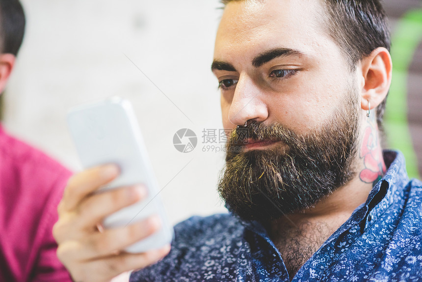 使用手机的胡子青年男图片