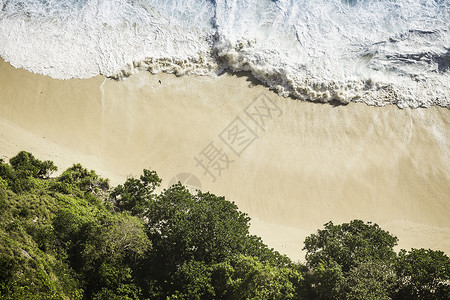印度尼西亚努沙潘尼达南海岸海滩和海浪俯视图图片