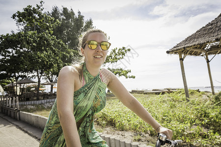 印度尼西亚龙目岛海岸附近骑自行车的妇女图片