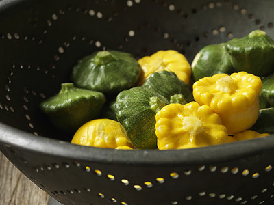 新鲜有机蔬菜帕蒂煎饼黄色和绿的金属椰菜高清图片