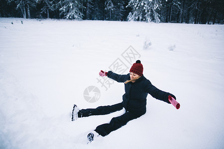 女人在雪上图片