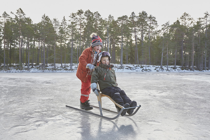 在瑞典加夫勒冰冻湖对面踢球的男孩朋友图片