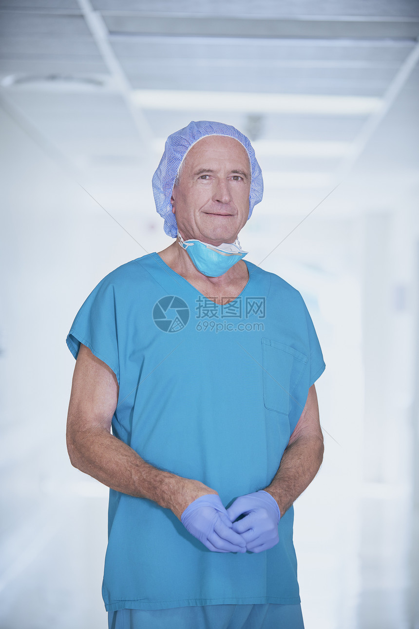 在医院走廊上的高级男医务人员的肖像图片