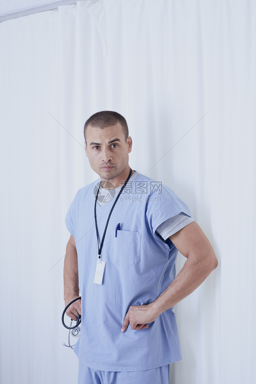 医院病房男医务人员的肖像图片