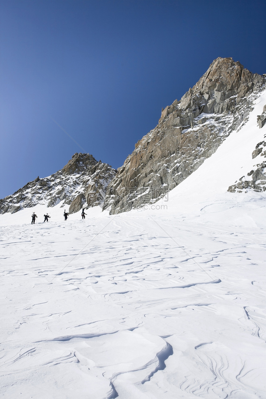 瑞士阿尔卑斯山上登山的滑雪运动员图片