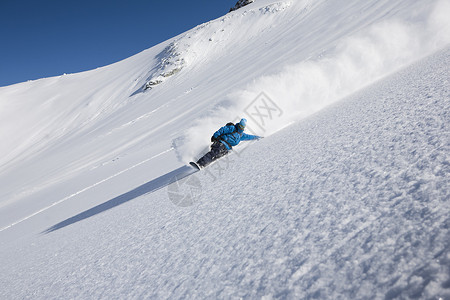 炫酷滑雪技巧瑞士阿尔卑斯山上滑雪的运动员背景