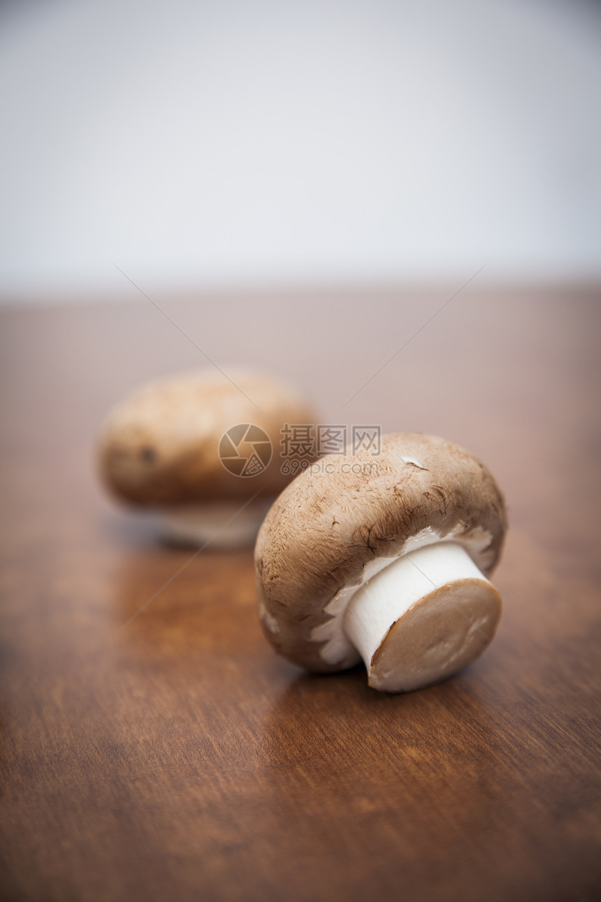 木桌上的两个蘑菇图片