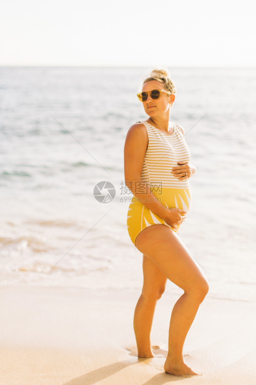美国夏威夷马库阿海滩上身着游泳服的孕妇图片