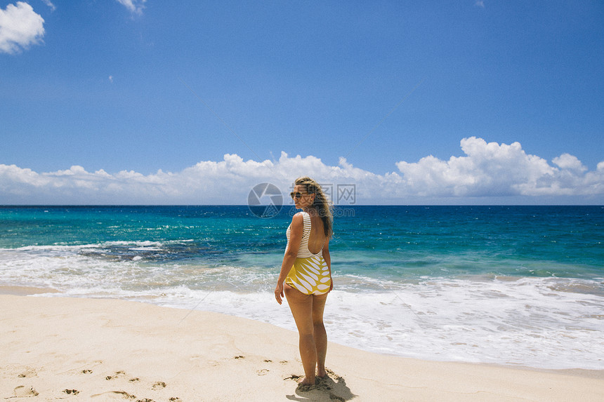 美国夏威夷马库阿海滩上身着游泳服的孕妇图片