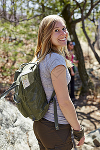 美国纽约州哈里曼州立公园女徒步旅行者在森林中回望的肖像背景图片