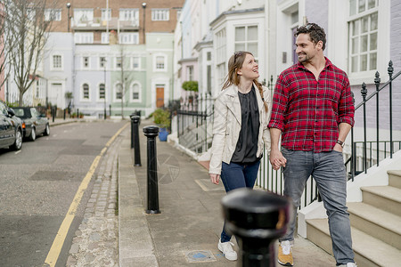 年轻夫妇在英国伦敦KingsRoad散步和牵手图片