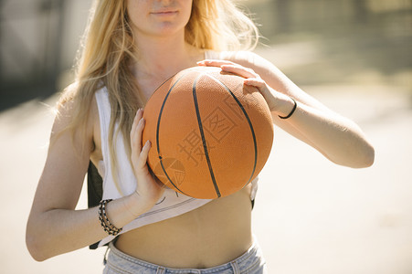 在篮球法庭执业的年轻女孩图片