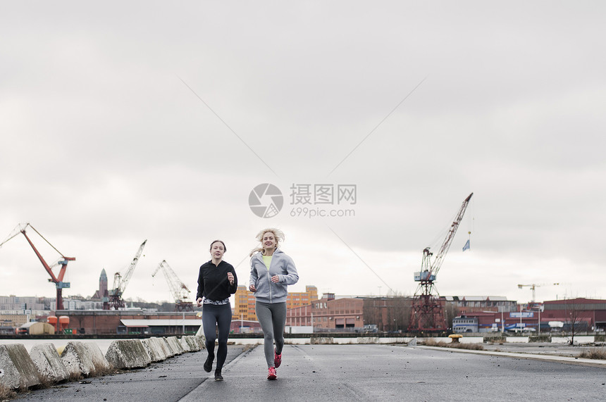 两名女孩在码头跑步图片