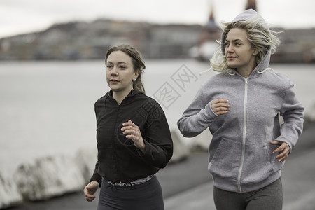 两名女跑朋友在码头上跑图片