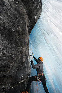 人类在山洞冰上攀岩瑞士萨斯费图片
