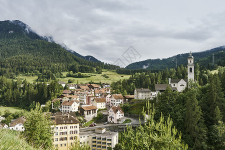 瑞士山谷村景观图片