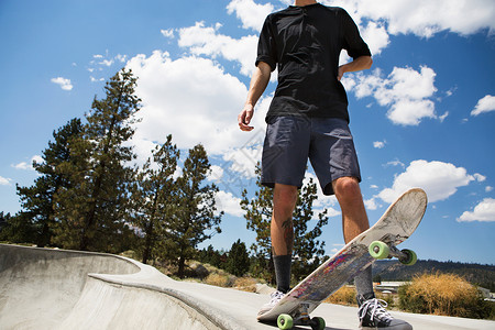 美国加利福尼亚州Mammoth湖滑冰公园的年轻男滑板运动员颈部下角图片