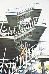 年轻妇女户外运动上楼梯图片