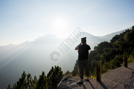 意大利帕索马尼瓦妇女观望壮丽山景图片