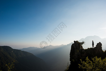 一个人站在意大利帕索马尼瓦山峰上图片