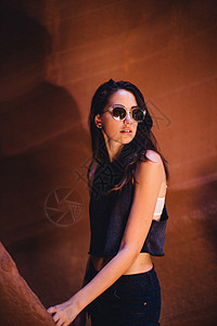 美国亚利桑那州佩吉安特洛普峡谷洞穴中的年轻女子图片