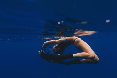 女性在海里潜泳图片