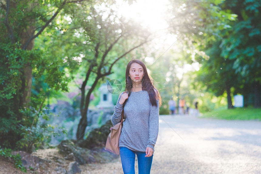 年轻女性在公园里散步图片