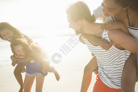 在南非开普敦日光海滩朋友的男女青年背景图片