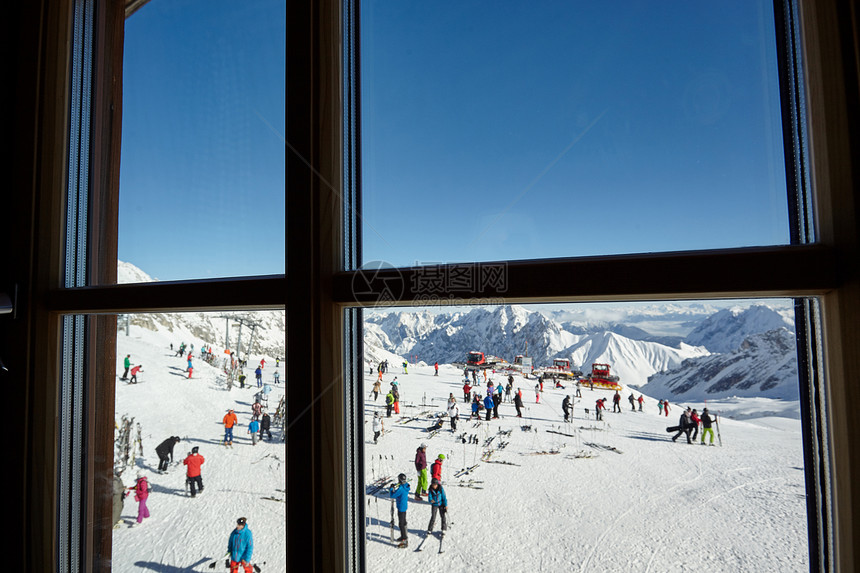 德国雪山滑雪的人群图片