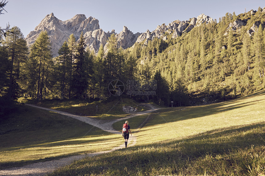 意大利南蒂罗尔塞克斯滕一名女性徒步旅行者远景图片