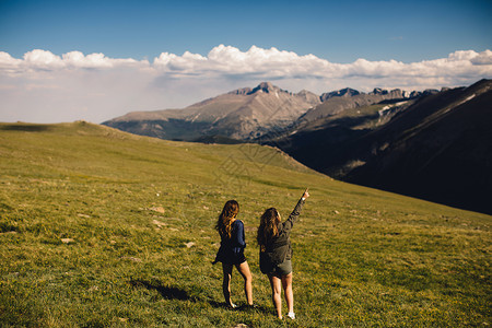 美国科罗拉多州洛基山公园区看风景的两个女人图片