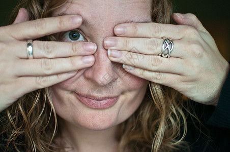 中年女性遮着眼睛的肖像背景图片